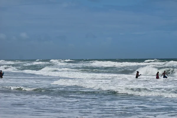 Strandsurfen im Sommer lizenzfreie Stockfotos