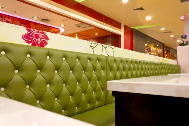 café arka planda yeşil kanepe