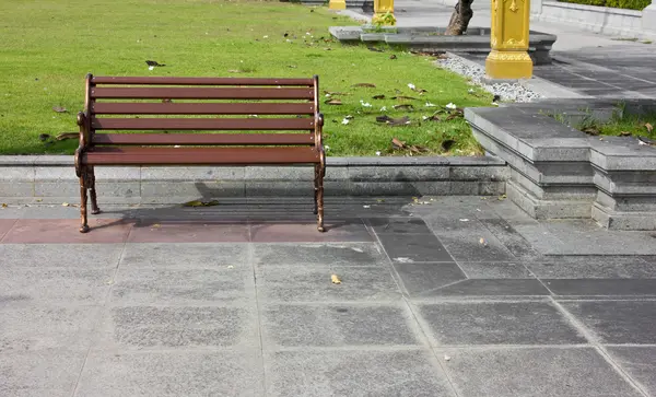 Silla en el jardín verde del árbol — Foto de Stock