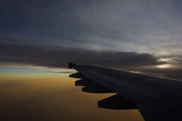 Uçakta Himalayaların kuş bakışı manzaralar — Stok fotoğraf