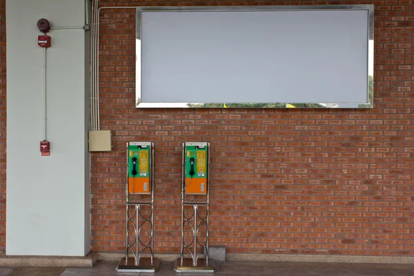 A tekercs színes nyilvános telefon-ban a vasútállomás — Stock Fotó