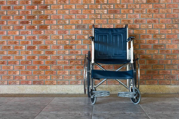 Rollos de silla de ruedas en la acera . —  Fotos de Stock