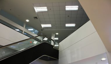 yürüyen merdiven cam bina