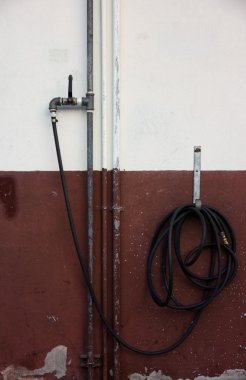 bina dışında pompa boruları