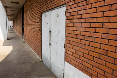 Kapı hala fabrika içinde