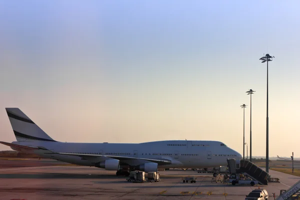 Avion à l'aéroport — Photo