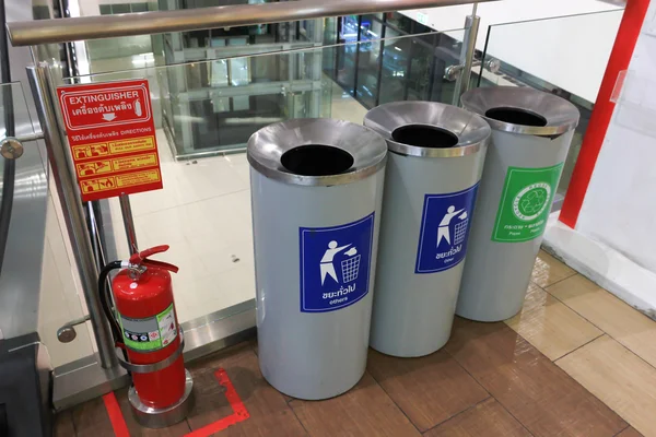 Drei Mülltonnen in Einkaufszentrum — Stockfoto