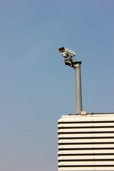 Bewakingscamera op blauwe lucht — Stockfoto