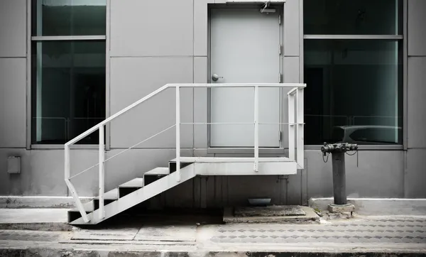 Escaleras de escape y puerta en el exterior — Foto de Stock