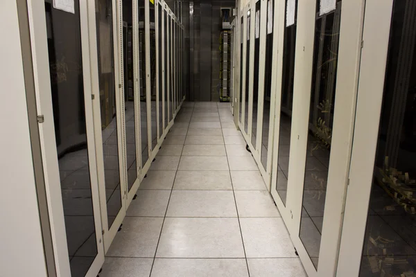 Síťový server systém kabinetu v budově — Stock fotografie