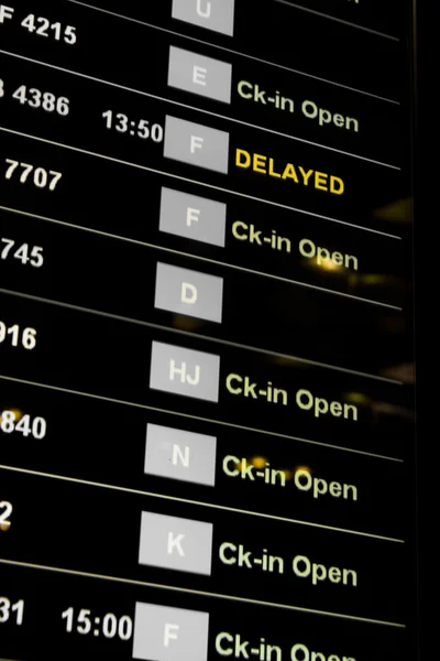 机场危机离境航班表 — 图库照片