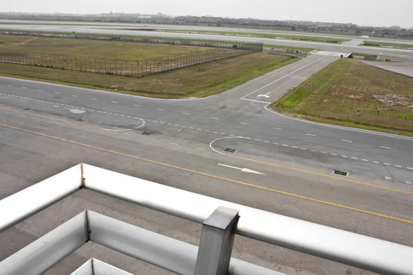 Pista del aeropuerto y pista de rodaje — Foto de Stock