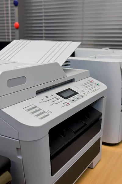 Document van de printer in kantoor-en communicatieapparatuur — Stockfoto