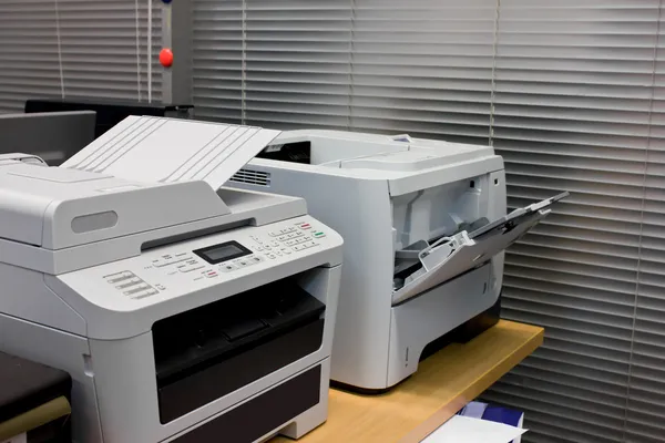 在办公设备中的打印机文档 图库照片