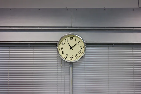 Zegar wiszący na ścianie — Zdjęcie stockowe