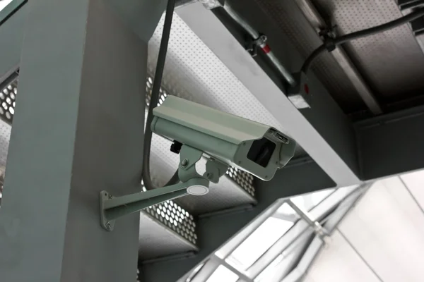Камера видеонаблюдения на лестнице — стоковое фото