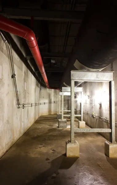 Pijp watersysteem in tunnels en kelder — Stockfoto