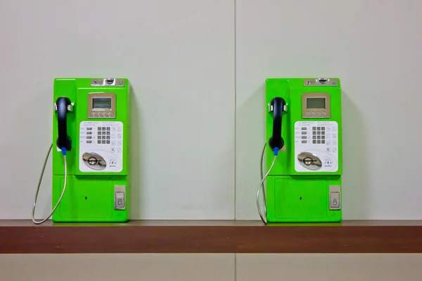 O rolo de telefones públicos coloridos na estação ferroviária — Fotografia de Stock