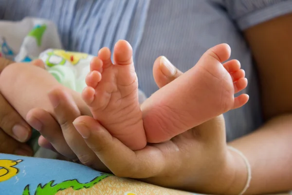 Dětská noha v ruce — Stock fotografie