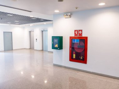Yangın söndürme dolabı yangını önlemek için ofis binasında.