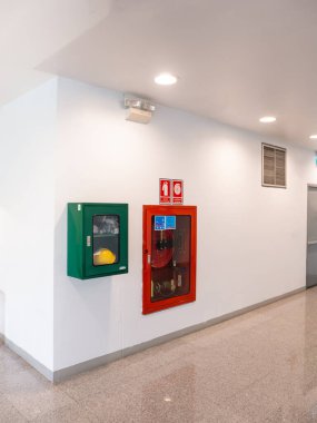 Yangın söndürme dolabı yangını önlemek için ofis binasında.