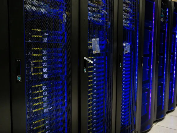 服务器室数据中心 带有存储信息的备份 农场和计算机机架 免版税图库照片