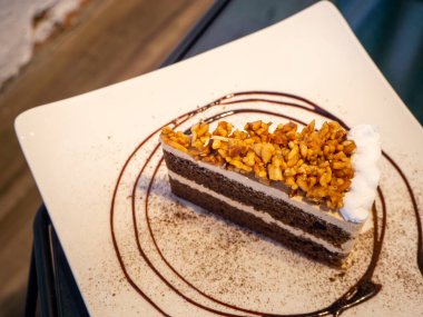 Cevizli havuçlu kek, kuru erik ve ahşap arka planda kurutulmuş kayısı..