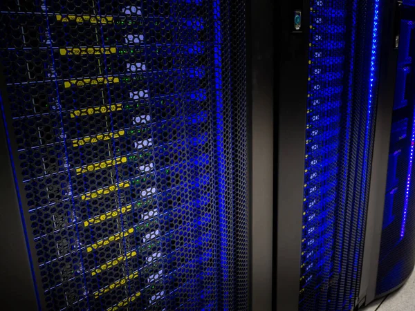 服务器室数据中心 带有存储信息的备份 农场和计算机机架 — 图库照片