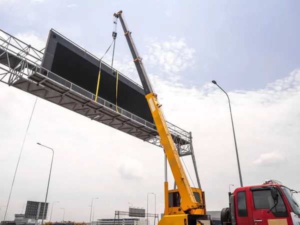 Gru Cantiere Sta Sollevando Cartello Led Cartellone Bianco Sfondo Cielo — Foto Stock