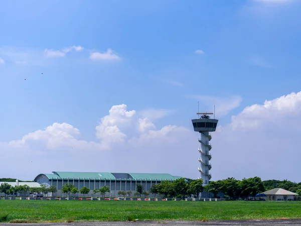 Torre Control Del Aeropuerto Con Cielo Azul Nubes Fondo — Foto de Stock