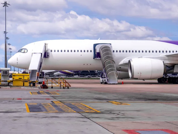 Terminalin yanındaki havaalanı kokpitinde bir uçak.