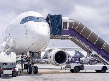 Terminalin yanındaki havaalanı kokpitinde bir uçak.