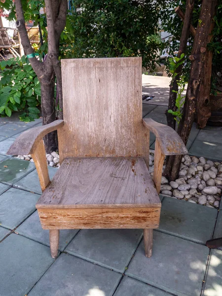 木のある庭の椅子の古い広葉樹 — ストック写真