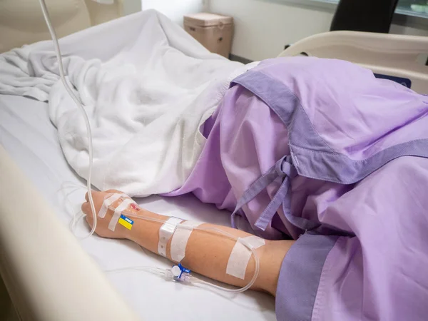 Close Saline Solution Hand Women Patient Pink Clothes Lying Hospital — Zdjęcie stockowe