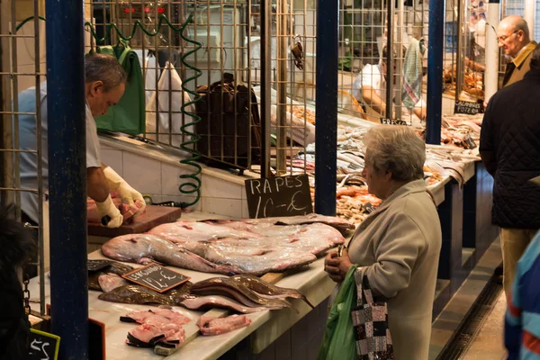 Woman at the local fishmarket — Stock Photo, Image