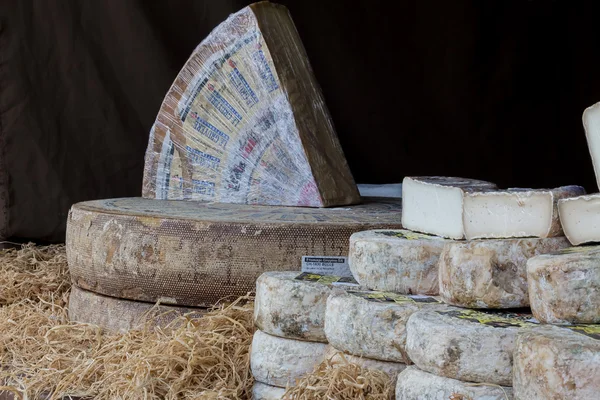 Vendedor de queijos no mercado local — Fotografia de Stock