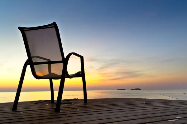 在一个码头附近海面上的椅子 — 图库照片