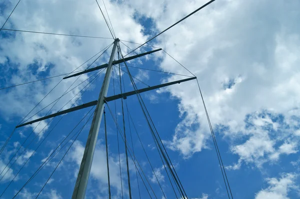Stěžeň jachty s modrou oblohou — Stock fotografie