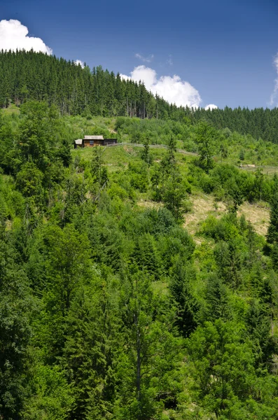 Osamělý dům na vrcholu hory — Stock fotografie