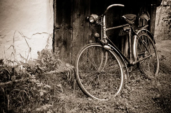 Vieux vélo près de la maison — Photo