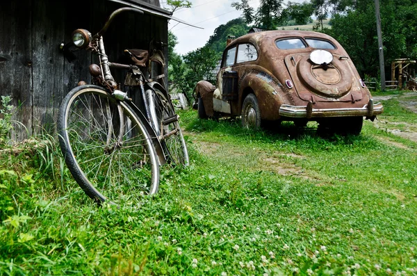 Oude roestige vintage auto — Stockfoto