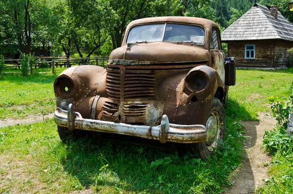 Viejo coche antiguo oxidado — Foto de Stock