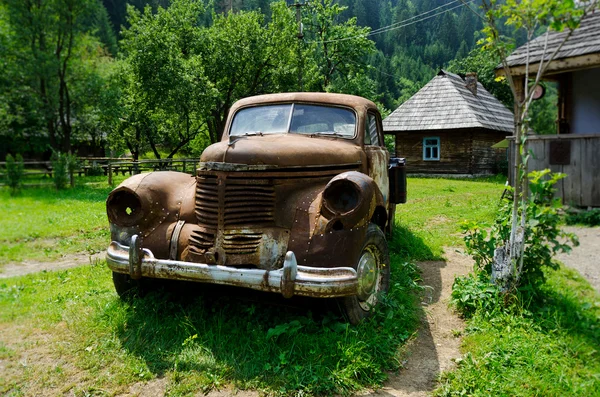 Старый ржавый винтажный автомобиль — стоковое фото