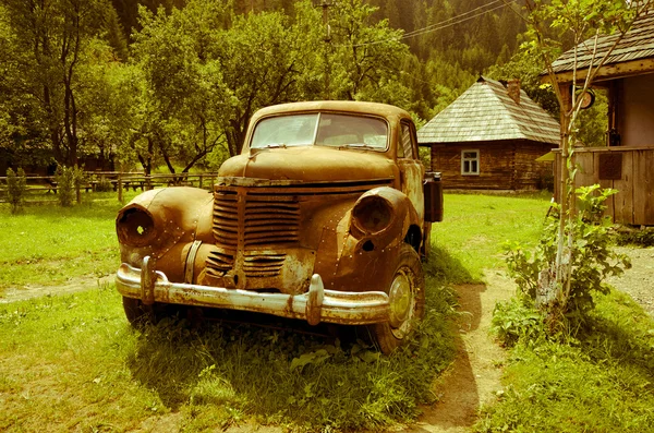 Viejo coche antiguo oxidado — Foto de Stock