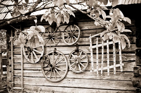 Old house with wooden wheels — Stock Photo, Image