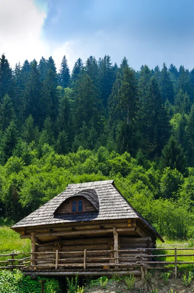 Vista para a casa na aldeia — Fotografia de Stock