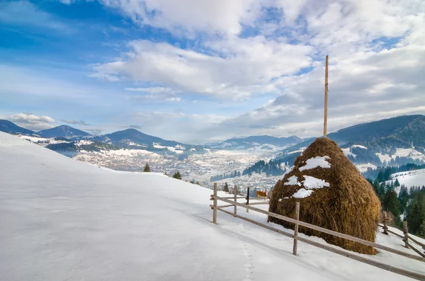 Stogu siana na szczycie góry śniegu — Zdjęcie stockowe