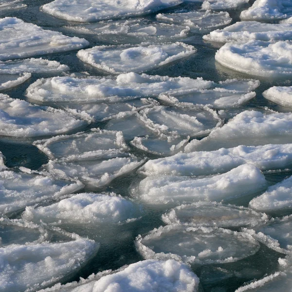 Océan gelé - morceau de glace brisé dans l'eau de mer — Photo