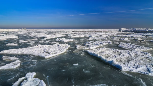 Zmrazené LED ocean pobřeží - polární zima — Stock fotografie