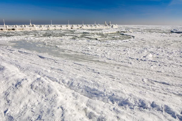 Mrożone lodu na wybrzeżu Oceanu - polarne zimy — Zdjęcie stockowe